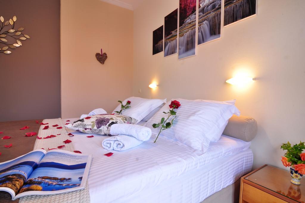 Rolandos Apartments Άγιος Γόρδιος Εξωτερικό φωτογραφία