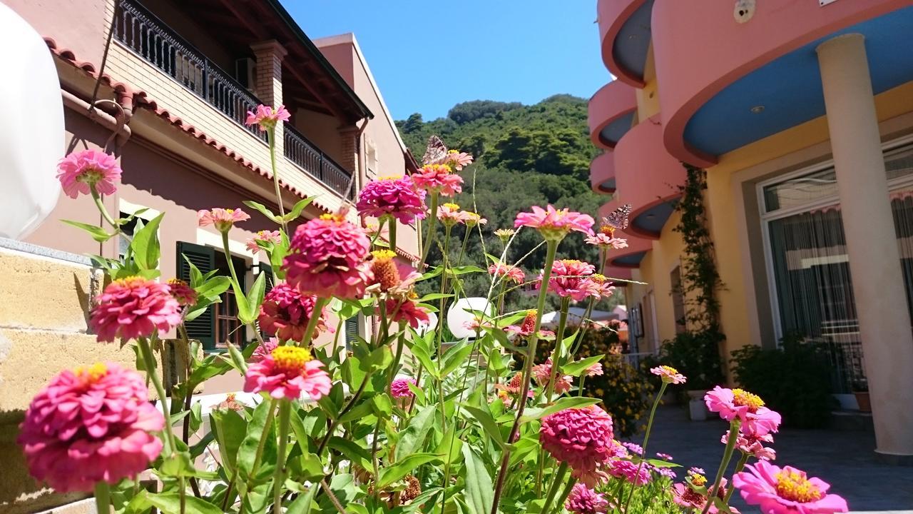 Rolandos Apartments Άγιος Γόρδιος Εξωτερικό φωτογραφία